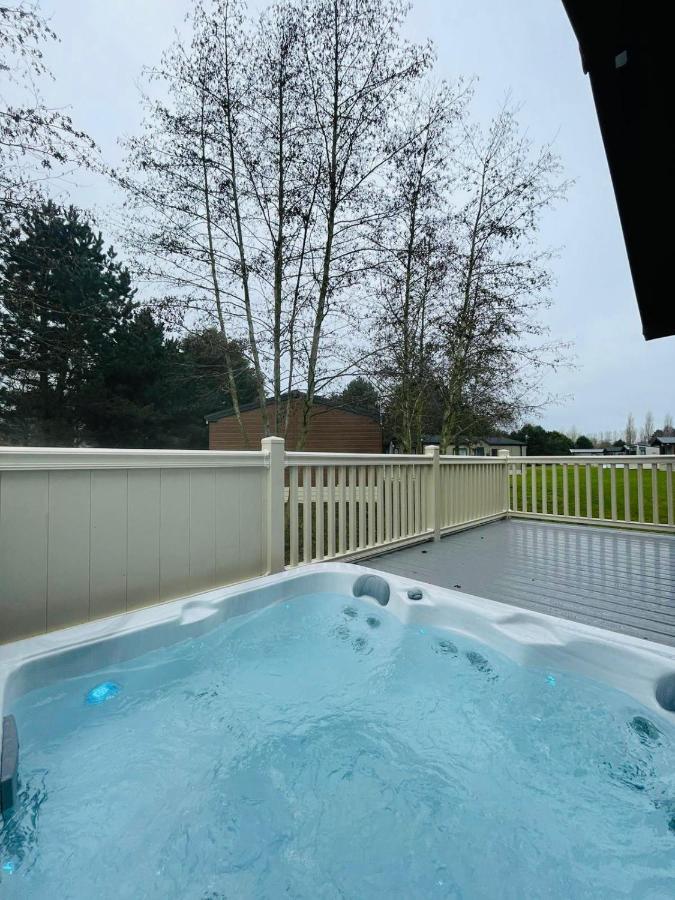 Happy Days Lodge With Hot Tub York Bagian luar foto