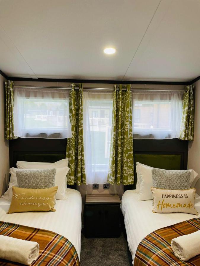 Happy Days Lodge With Hot Tub York Bagian luar foto
